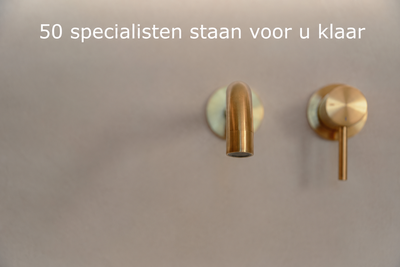 Gouden badkamerkranen met de tekst: 50 specialisten staan voor u klaar